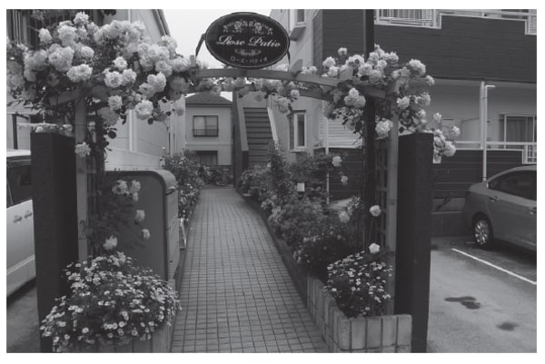 （花・ゴミ箱があるエントランス）