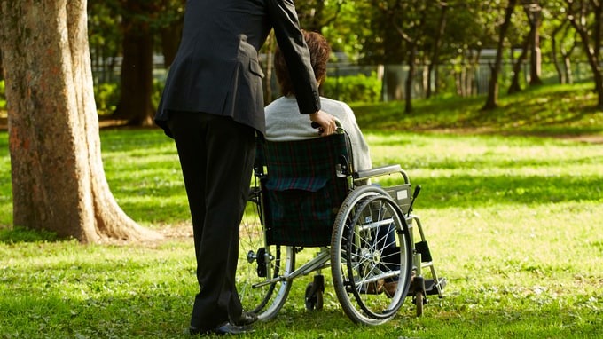 悔やんでいます…年金月13万円・84歳母に「老人ホーム」を勧めた、年収950万円・56歳サラリーマンの懺悔【FPの助言】 