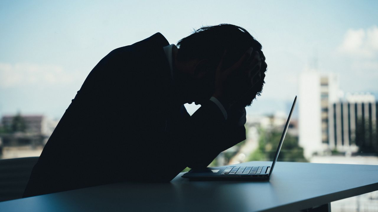 「35歳、誰とも話さず一日が終わる…」手取り22万円の男性、SNSフォロワー1,000人超でも社会から孤立した理由