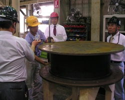 免震装置は髙松建設の監理者が厳格な立会い検査を行い、品質検査に合格したものだけを出荷する