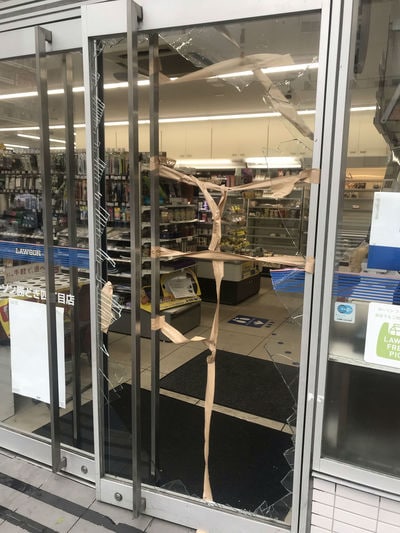 コンビニ入口の窓ガラスが割れていた（東京都・中央区）