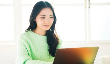 PCを操作している女性