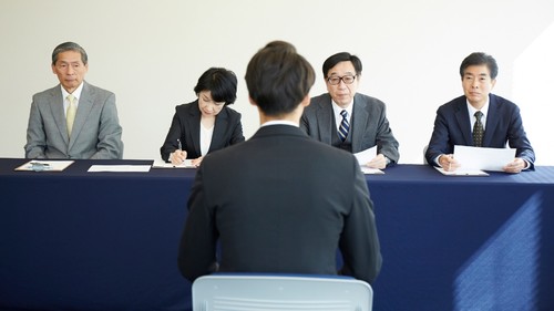 受験生のコミュニケーション能力を重視するために、2018年度から東大理Ⅲにも面接が再導入されたという。（※写真はイメージです／PIXTA）