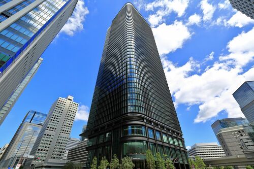 すでに竣工済みの「常盤橋タワー」。写真左奥の「朝日生命大手町ビル」は解体が進む