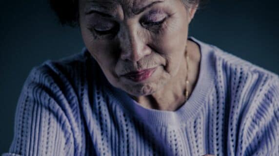 お金のにおいがした途端に“お父さん”？…年金70万円の67歳長男の嫁。下の世話までした義父の死後、63歳義妹と墓前で線香がなぎ倒される「灰まみれのとっくみあい」【FPが解説】