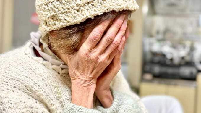 「もっと旅行に行けばよかった…」〈年金月22万円・貯蓄5,500万円〉72歳女性、通帳を見ながら涙した理由
