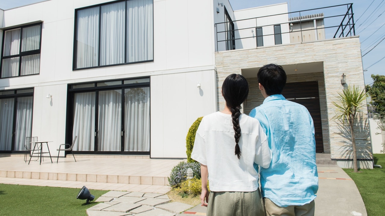 惨めだな…世帯年収1,100万円・39歳夫婦が6,500万円のマイホームを購入→“理想の家族”と周囲から羨望のまなざしも、11年後「誰も予想していなかった未来」に悔し涙のワケ【FPが警告】