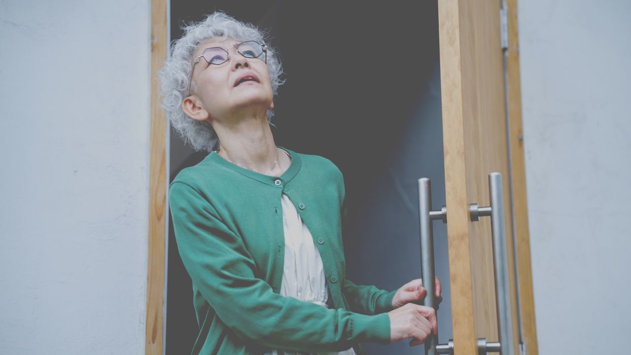 嘘だと言って…「年金月20万円」68歳夫が急死。遺族年金頼りの65歳専業主婦、年金事務所で告げられた「月10万円」の現実に「もう、生きていけない」