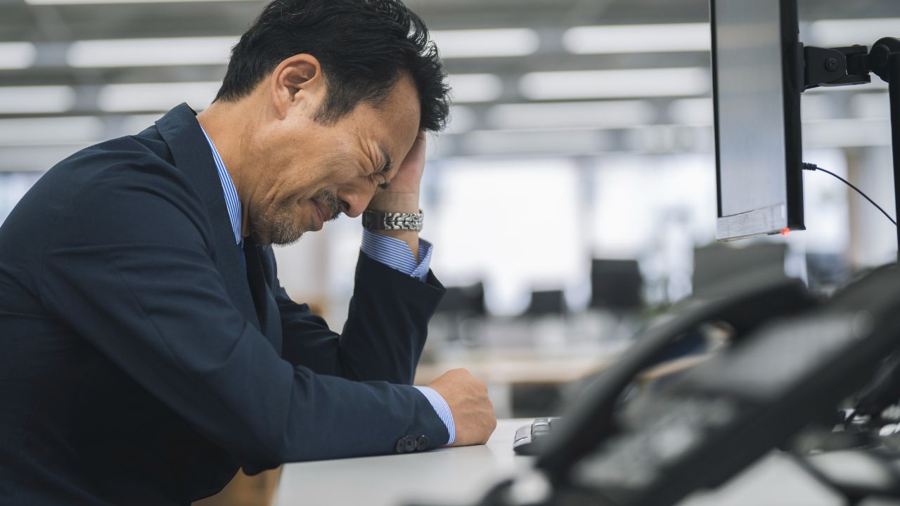 「情けなくて涙が止まらない…」〈年収800万円〉58歳ベテラン社員のプライドを崩壊させた、20代部下のフォロー