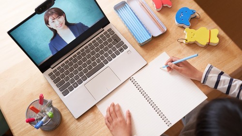 これまで小売業界も教育業界もデジタル化に背を向けてきたという。（※画像はイメージです／PIXTA）