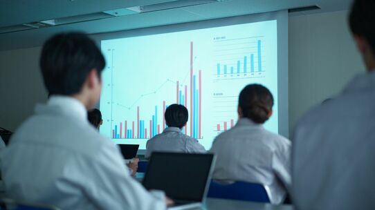 株価上昇が止まらない「直近1ヵ月で476％高」の大爆騰銘柄…祖業は繊維も「儲からないから」事業を整理→いまは〈AI関連銘柄〉として大ブレイク【昨日動いた個別株】