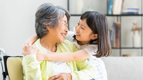 「孫が大切だから、少し離れます」…69歳ばあば、7歳の孫溺愛で〈年間60万円〉を援助するも…駆け付けた発表会で気づいた「本当の役割」