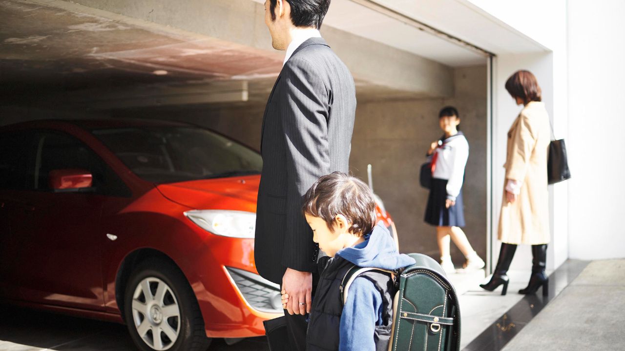 ガレージと駐車場が居住エリアを圧迫…限られたスペースを二世帯ファミリーが無駄なく住む「間取り」【工務店社長が解説】