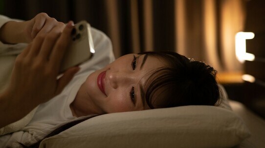 眠れない人が急増中!長時間持続する緊張感は有毒で、脳を壊す【医師が解説】