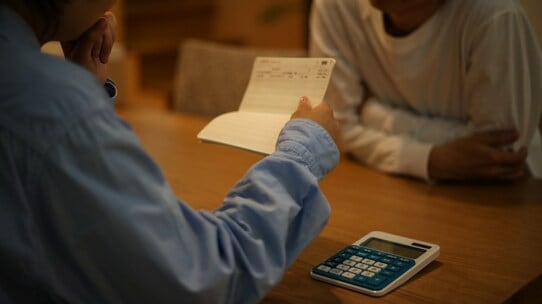 いくらお金があっても安心できない…「お金を使うと罪悪感を覚えるんです」日本人の〈拭えない欠乏感〉の正体【金融教育家が解説】