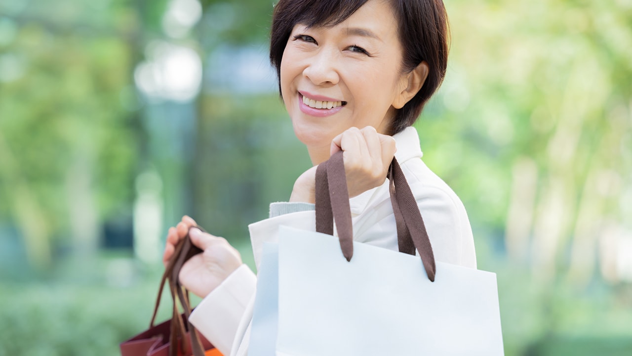 お母さん、老後のお金は大丈夫なの？30歳一人娘、実家に帰るたび増えていく〈年金月28万円〉68歳母の「高級ブランド服」に募る不安…娘も想定外だった「母の老後生活」