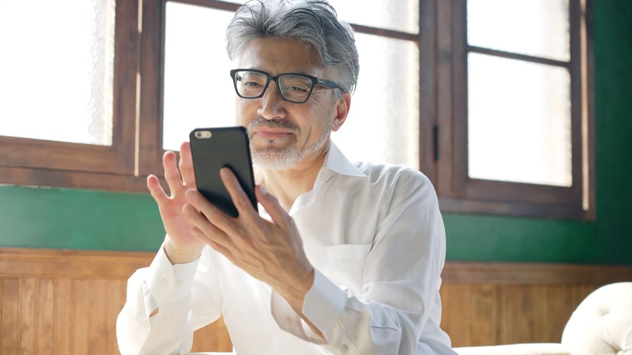 〈退職金2,800万円〉60歳定年男性、大きな花束を抱えて帰宅。引き出しから取り出した「妻からの離婚届」に判を押し、早々に取り掛かったこと