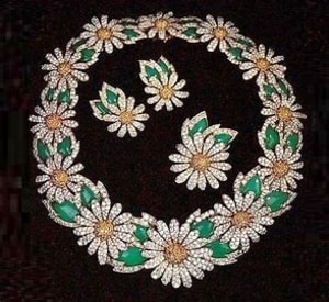 ヴァンクリーフ＆アーペル　イエローダイヤモンド・クリソフレーズ・マルグリット・デイジー・パリュール ネックレスとイヤリング、ブローチ　1993-93年 75万ドルで落札。©クリスティーズ