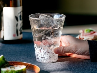 口元の金箔が、上品な華やかさを添えます