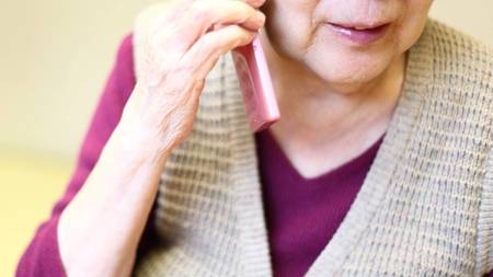 いまやスマホは高齢者にとっても必需品だが…（※画像はイメージです／PIXTA）