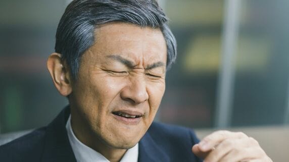 「給料が安くて悪かったな」…役職定年で収入激減の55歳夫、妻の昇進にプライド崩壊。世帯年収1,800万円超・共働き夫婦を襲った“収入逆転の代償”
