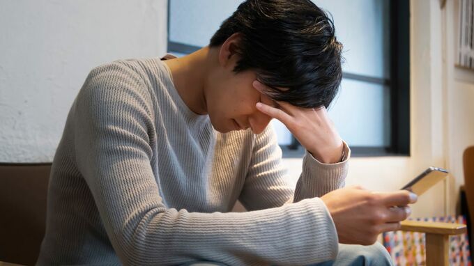 「妻に顔を向けられません…」〈年金月22万円〉65歳男性の悲劇。老後の不安に焦った末、〈退職金2,000万円〉が一瞬で消えた“まさかのワケ”