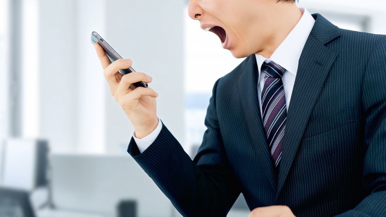 「実家に戻って月8万円入れなさい！」手取り23万円・25歳男性、お金を無心する母親からの〈呆れたLINE〉に頭をよぎる「絶縁」の2文字