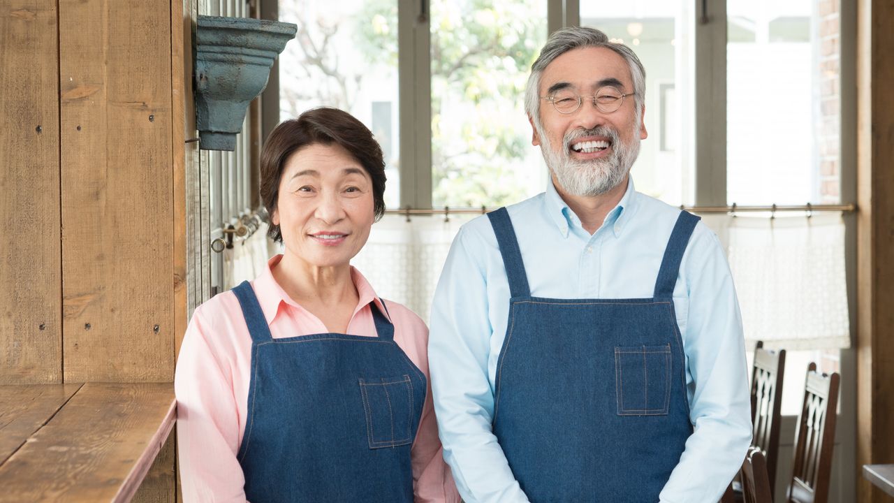 年金の繰下げ中に「68歳・喫茶店経営の夫」が逝去、67歳妻が店を継ぐも上手くいかず閉店…絶望しかない遺族年金額に「どう、生きていけばいいのか」