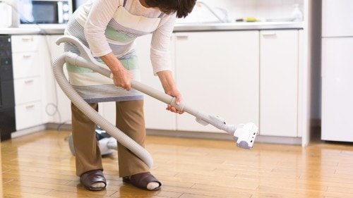 階下からの大きな音で目が覚めた。それは高齢者が出す生活音ではないという。（※写真はイメージです／PIXTA）