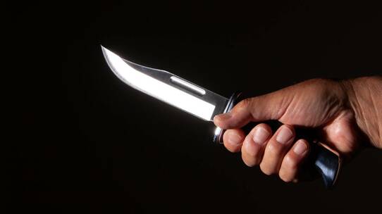 逆上した不倫相手がナイフで脅迫。「でも旦那にバレたくない…」どうすれば良いか?【弁護士が解説】