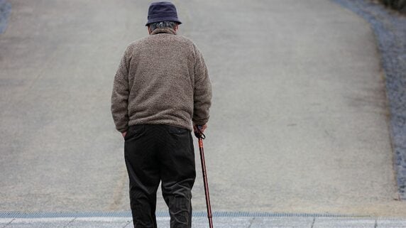 「今さら、家に戻る資格なんてないよ」年金18万円の元教員、〈家族に会えず交番で夜を明かした〉ワケ