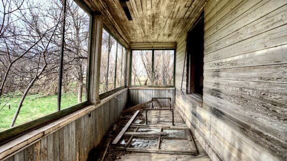 アメリカの有名な不動産業者から紹介されたのに「写真は真っ白な新築、現地に行ったらボロボロの廃屋でした」…海外不動産投資で日本人を食い物にする悪質業者の“詐欺まがい”行為