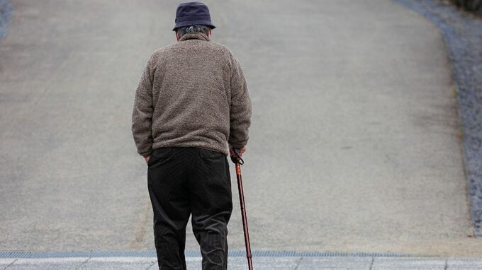 「今さら、家に戻る資格なんてないよ」年金18万円の元教員、〈家族に会えず交番で夜を明かした〉ワケ