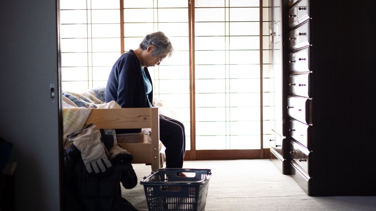 このまま私が倒れても…〈貯金1,500万円〉55歳女性の絶望。家賃の安さを求めて「単身での地方移住」も、インフルエンザで悟った〈悲惨な老後〉