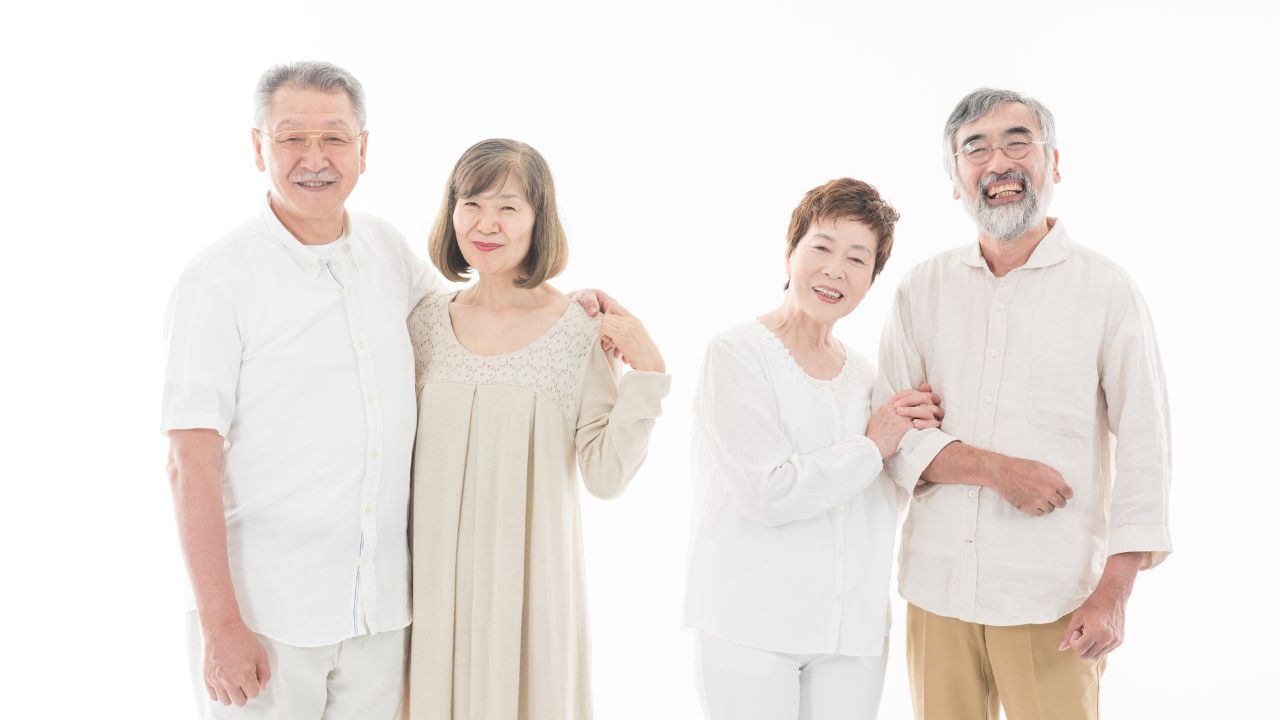 ともに年金月25万円だが…〈貯金4,000万円〉70代夫婦と〈貯金100万円未満〉の70代夫婦、残酷格差の理由