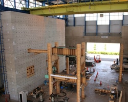 建築・土木分野において日々最新の技術開発が行われている髙松コンストラクショングループ技術研究所の大型実験棟