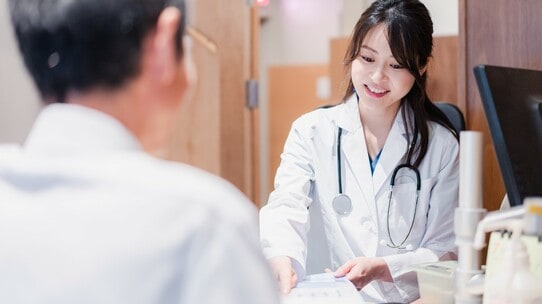 57.3%!体調不良で困っているとき「気軽に相談できない」小規模事業所の現実