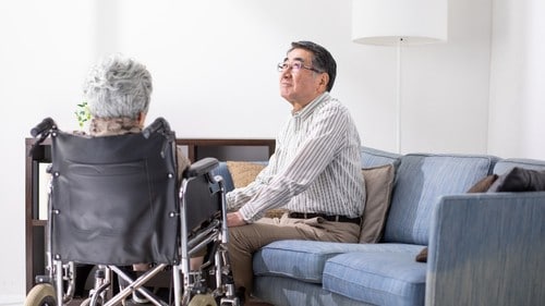 老人ホームは自宅より安全かつ安心な場所であるがゆえに……。（※写真はイメージです／PIXTA）