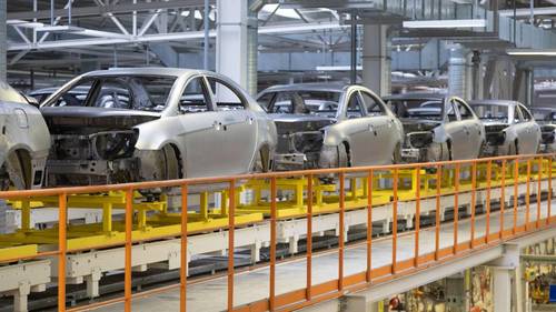 ▲自動車は関連工場でつくった部品を組立工場で 完成させる