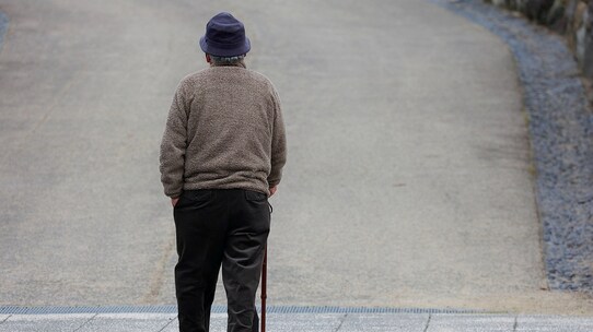 正直ありがたい…67歳「年金月6万円」の貧困生活、年金機構から届いた「緑色の封筒」に歓喜したワケ【CFPが解説】
