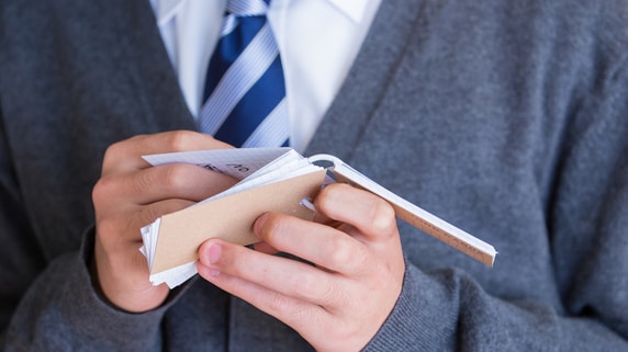 「覚える」より「触れる」…医学部英語の基礎力を固めるための〈3つの柱〉と語彙力アップのポイント【カリスマ講師が解説】