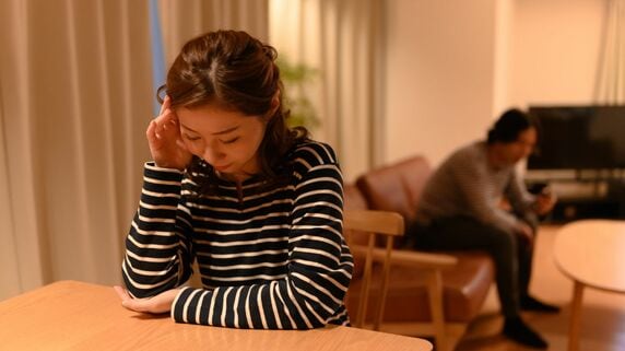 「お前が働け！」と見下す“モラハラ夫”→15年の専業主婦から“転職成功”で立場逆転！離婚届を「勝利宣言」に変えた〈年収500万円〉52歳妻の鮮やかな逆襲