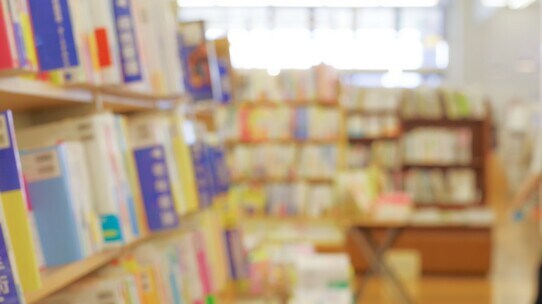 書店に「資産運用」と「自己啓発」の本が多いのはなぜか【マクロストラテジストの見解】