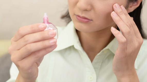 すぐ目をパチパチ…はNG!やりがちな「目薬の間違い」TOP3