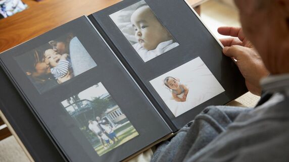 「おばあちゃんらしいことの一つや二つくらいしてやりたい…」初孫が生まれた67歳女性、家族のために生きてきたのに老後はみじめ。年金支給日、通帳を見て溜息【FPが解説】