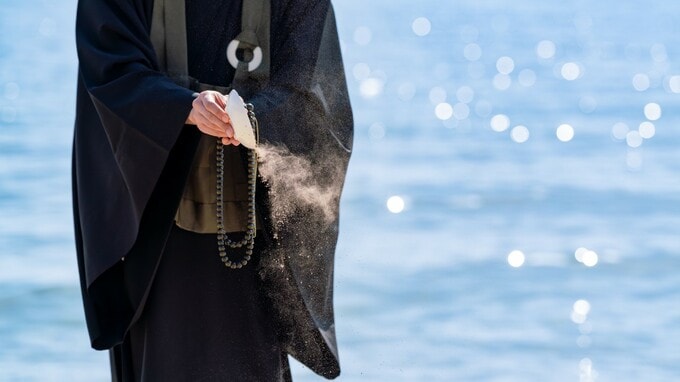 お父さんのお骨は、お父さんが愛した海へ…涙ぐむ姪っ子の胸に輝くダイヤのネックレス、謂れを聞いた50代女性が「なんとも微妙な気持ち」になったワケ