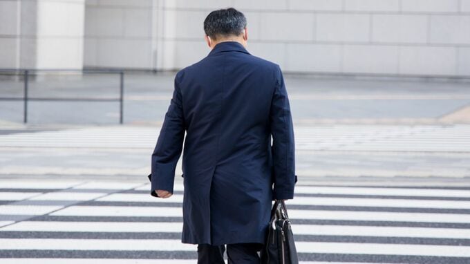 「自業自得か…」勤続35年超、花束も見送りもない最終出社日の帰路。年収1,300万円を誇った元営業本部長「65歳まで現役」の夢が潰えた日