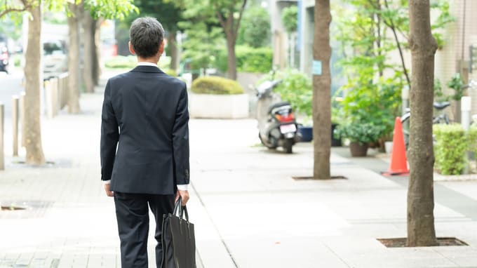 「肩書き」がなくなったとき、自分にはなにが残るのか？…給与減は“序の口”。「役職定年」で50代が直面する〈悲しい現実〉【公認会計士が解説】 