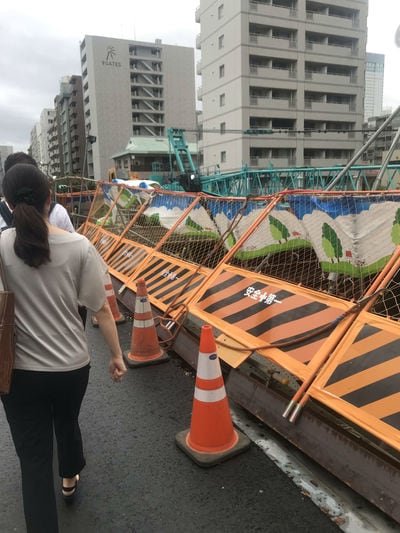倒れる工事現場の安全柵
