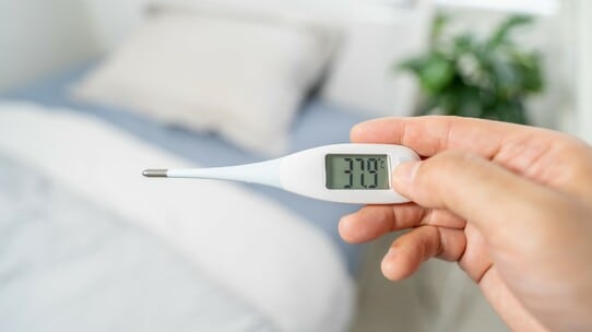 その発熱、ストレスが原因かも…「心因性発熱(機能性高体温症)」の原因と対処法【医師が解説】